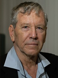 Poträttbild av Amos Oz