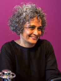 Poträttbild av Arundhati Roy