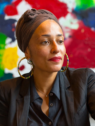 Poträttbild av Zadie Smith