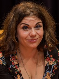 Poträttbild av Caitlin Moran